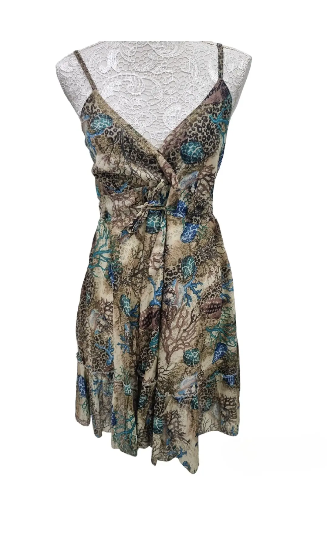 Kurzes Kleid aus 100%-Baumwolle mit verstellbaren Trägern und elastischem Rücken. Einheitsgröße. Korallenfarbenes Leopardenmuster
