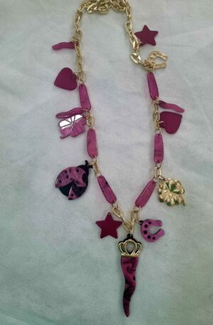 Long lucky necklace made with resins. fuchsia colour. Adjustable length 95 cm