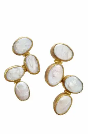 Orecchini realizzati con perle incastonate nell ottone. 
peso 14.2gr
Lunghezza 4.5cm