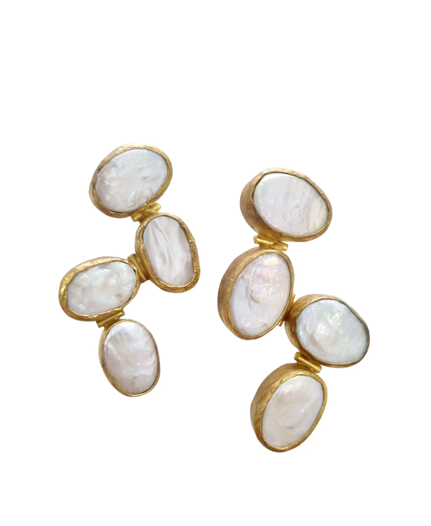 Orecchini realizzati con perle incastonate nell ottone. 
peso 14.2gr
Lunghezza 4.5cm