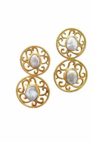 Boucles d'oreilles composées de perles serties en laiton. poids 8,9grLongueur 5cm