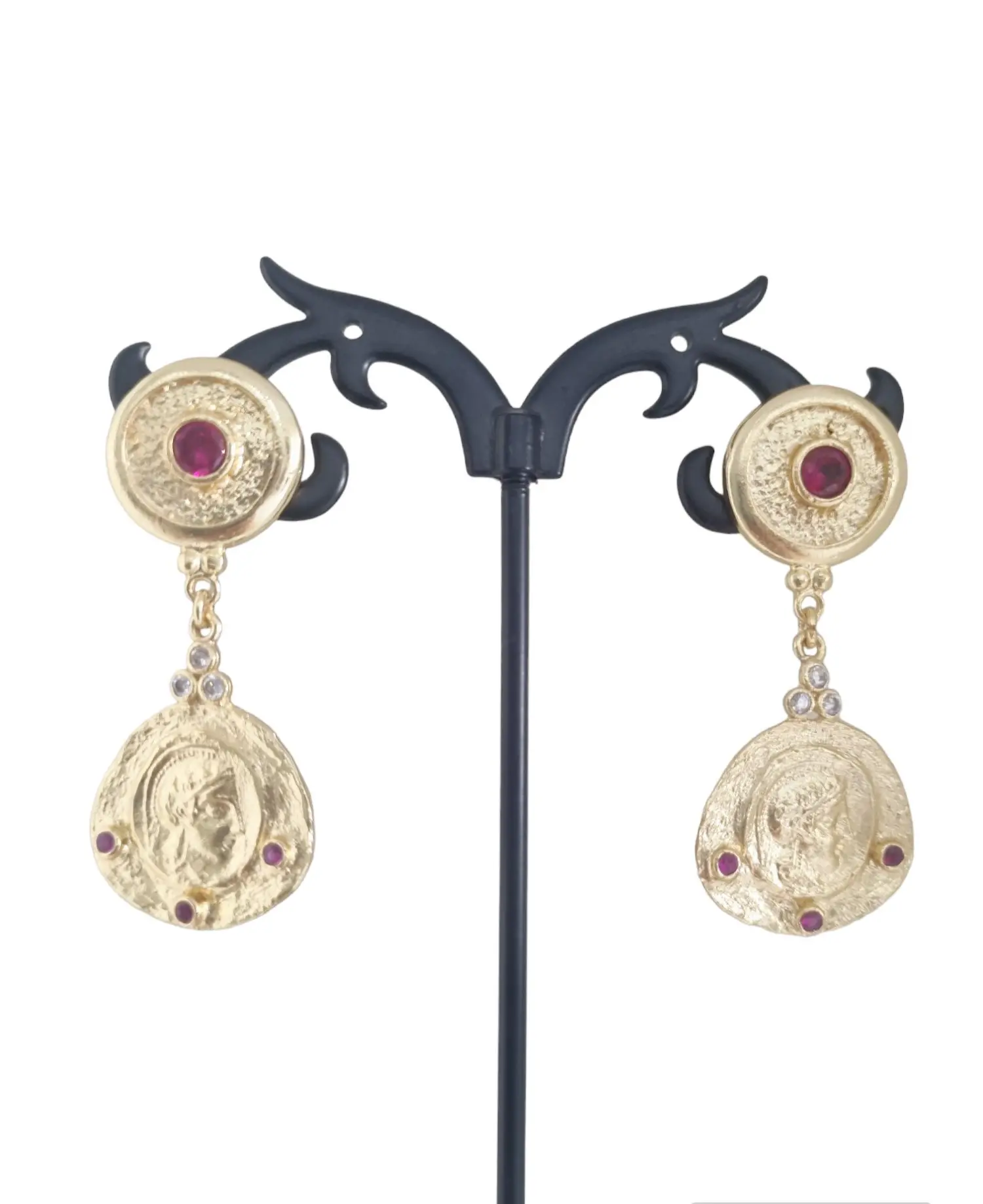 Earrings made with fuchsia zircons on golden brass and a sculpted face. Length 4.5cm Weight 6.1g
