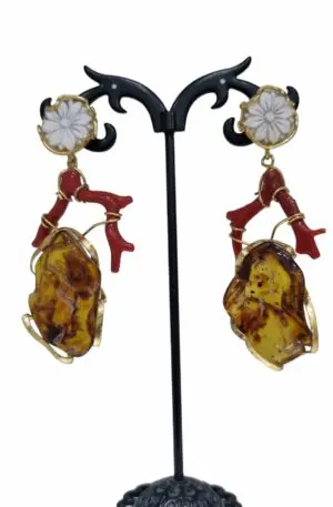 Boucles d'oreilles artisanales avec camée, brin de corail et ambre montés sur argent 925 plaqué or Longueur 6,5cm Poids 8g.