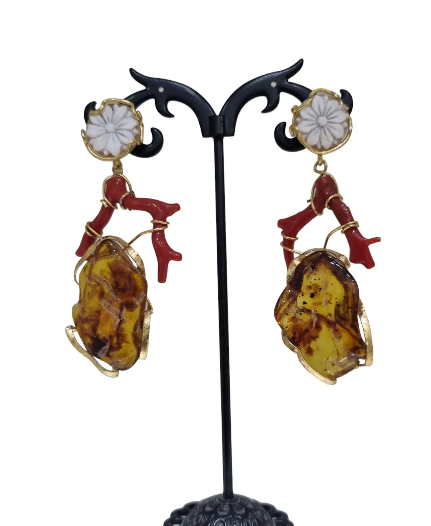 Handgefertigte Ohrringe mit Kamee, Korallenzweig und Bernstein auf vergoldetem 925er Silber. Länge 6,5 cm. Gewicht 8 g