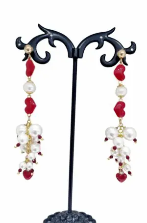 Orecchini love realizzati con cascata di cuori rossi smaltati,cristallini e perle di Maiorca. 
Lunghezza 7.5cm
Peso 6.4gr