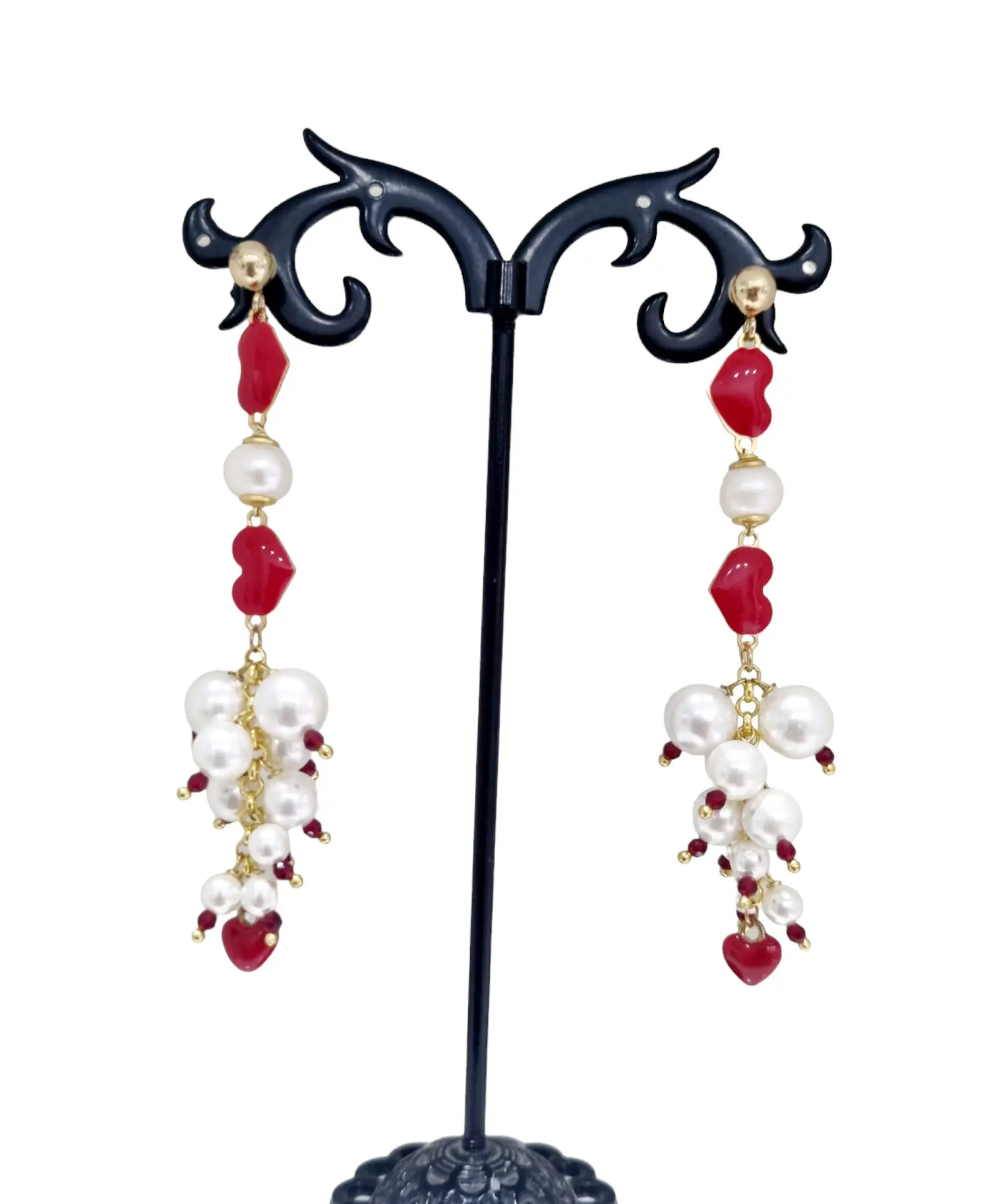 Orecchini love realizzati con cascata di cuori rossi smaltati,cristallini e perle di Maiorca. 
Lunghezza 7.5cm
Peso 6.4gr