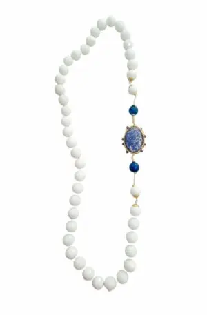 Necklace made with white and blue agate, resin side worked with brass. Length 80cm