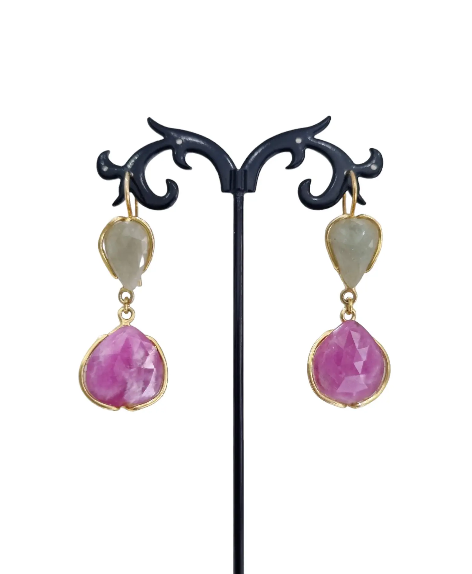 Earrings made with natural stones worked with gold-plated 925 silver. closed lever. Weight 6.2g Length 5.5cm
