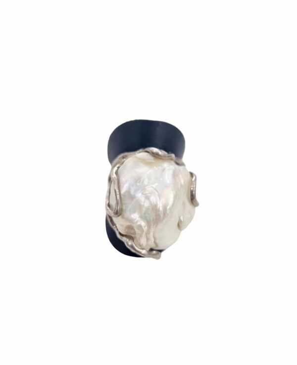Anello regolabile realizzato con perla  scaramazza e lavorazione in argento925