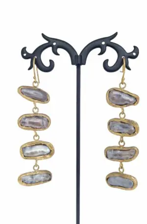 Orecchini realizzati con perle di fiume grigie incastonate nell’ ottone.
Lunghezza 8 cm
Peso 9.2gr