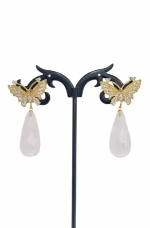 Boucles d'oreilles réalisées avec papillon en laiton et zircons sertis, goutte en quartz rose Longueur 4cm Poids 7,1g.