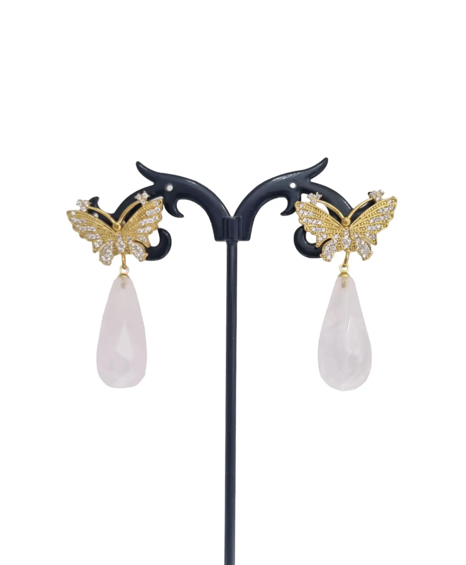 Boucles d'oreilles réalisées avec papillon en laiton et zircons sertis, goutte en quartz rose Longueur 4cm Poids 7,1g.