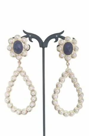 Boucles d'oreilles en perles de rivière et lapis-lazuli serties en laiton Longueur 8cm Poids 16g.