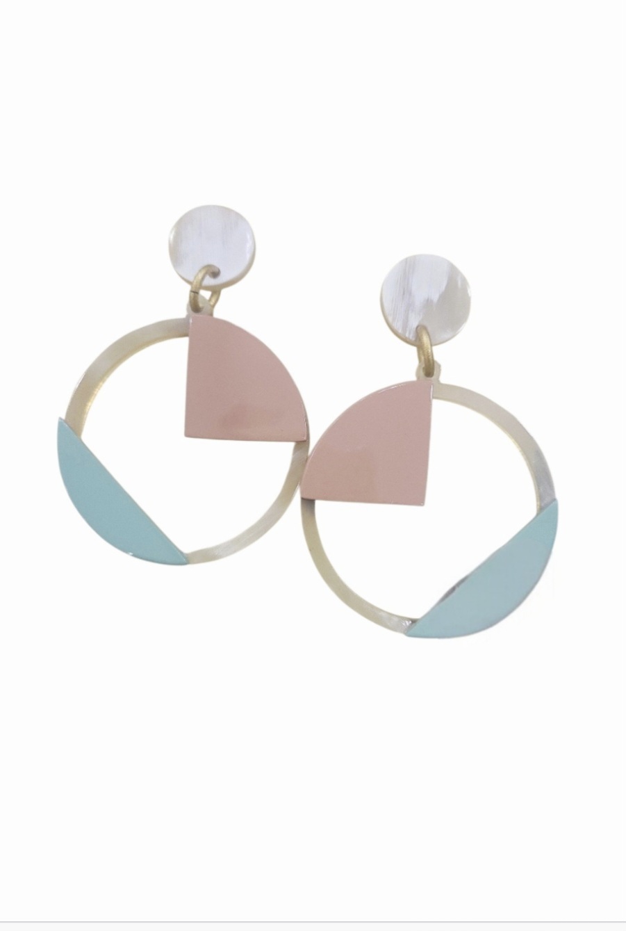 Orecchini realizzati in osso smaltato lucido, montati con perno ago e farfalla in argento925. 
Peso 6.5gr
Lunghezza 8cm Spedizione Gratuita