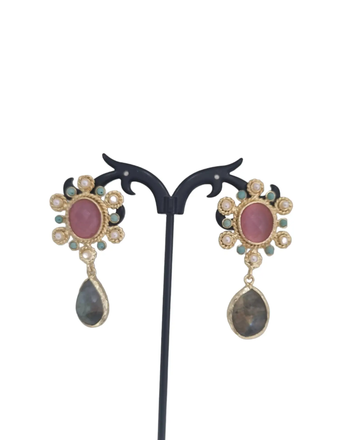 Boucles d'oreilles en agate, perles de Majorque, turquoise et labradorite serties sur laiton Longueur 4,5cm Poids 7g.