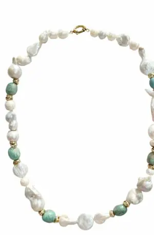 Collana girocollo realizzata con perle scaramazze, perle barocche ed amazzonite. Chiusura in acciaio.
Lunghezza 61cm