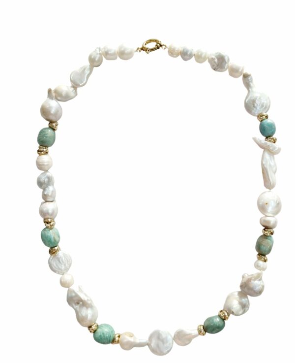 Collana girocollo realizzata con perle scaramazze, perle barocche ed amazzonite. Chiusura in acciaio.
Lunghezza 61cm