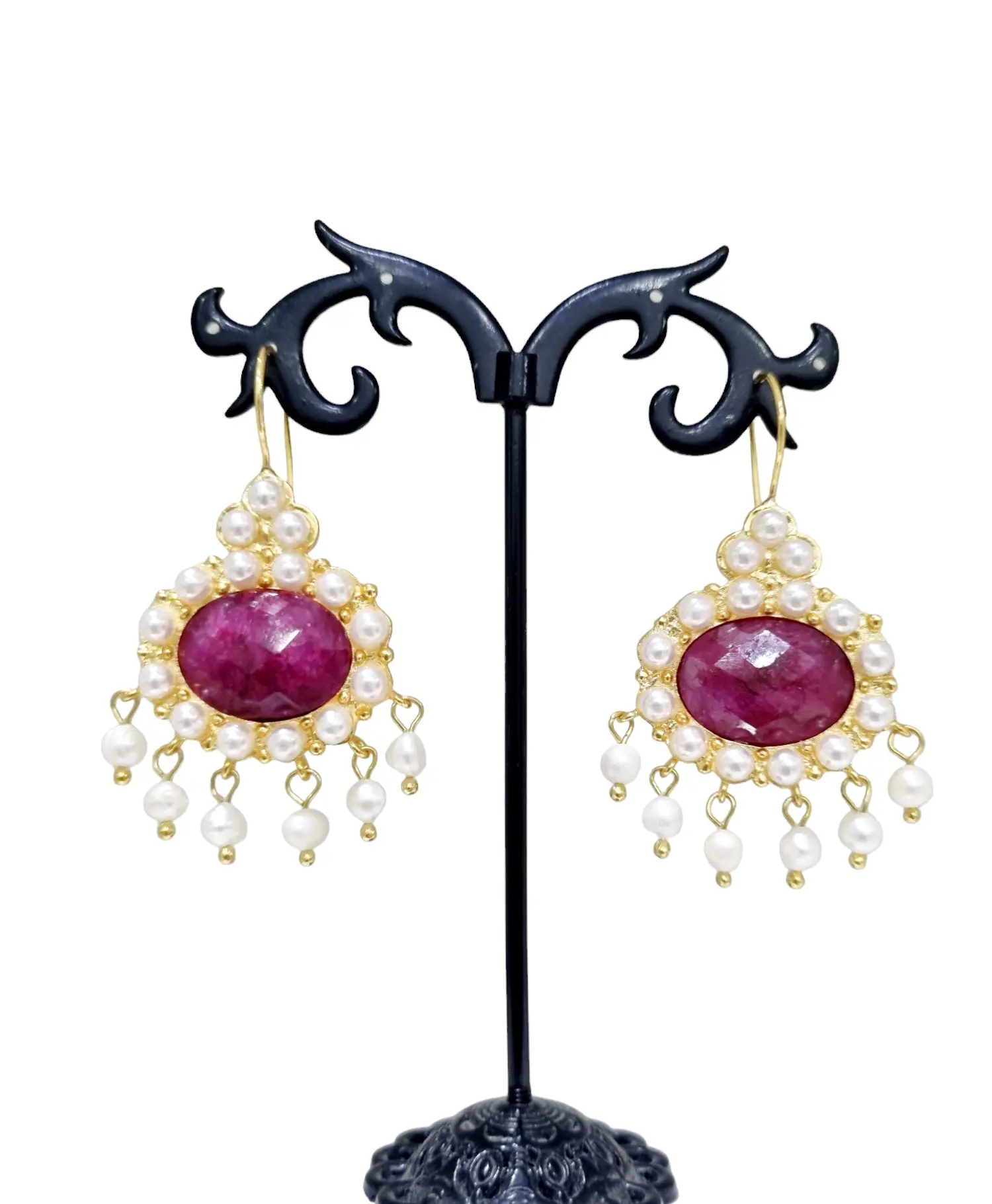 Pendientes artesanales con raíz de rubí y perlas de río engastadas – Largo 5,5 cm