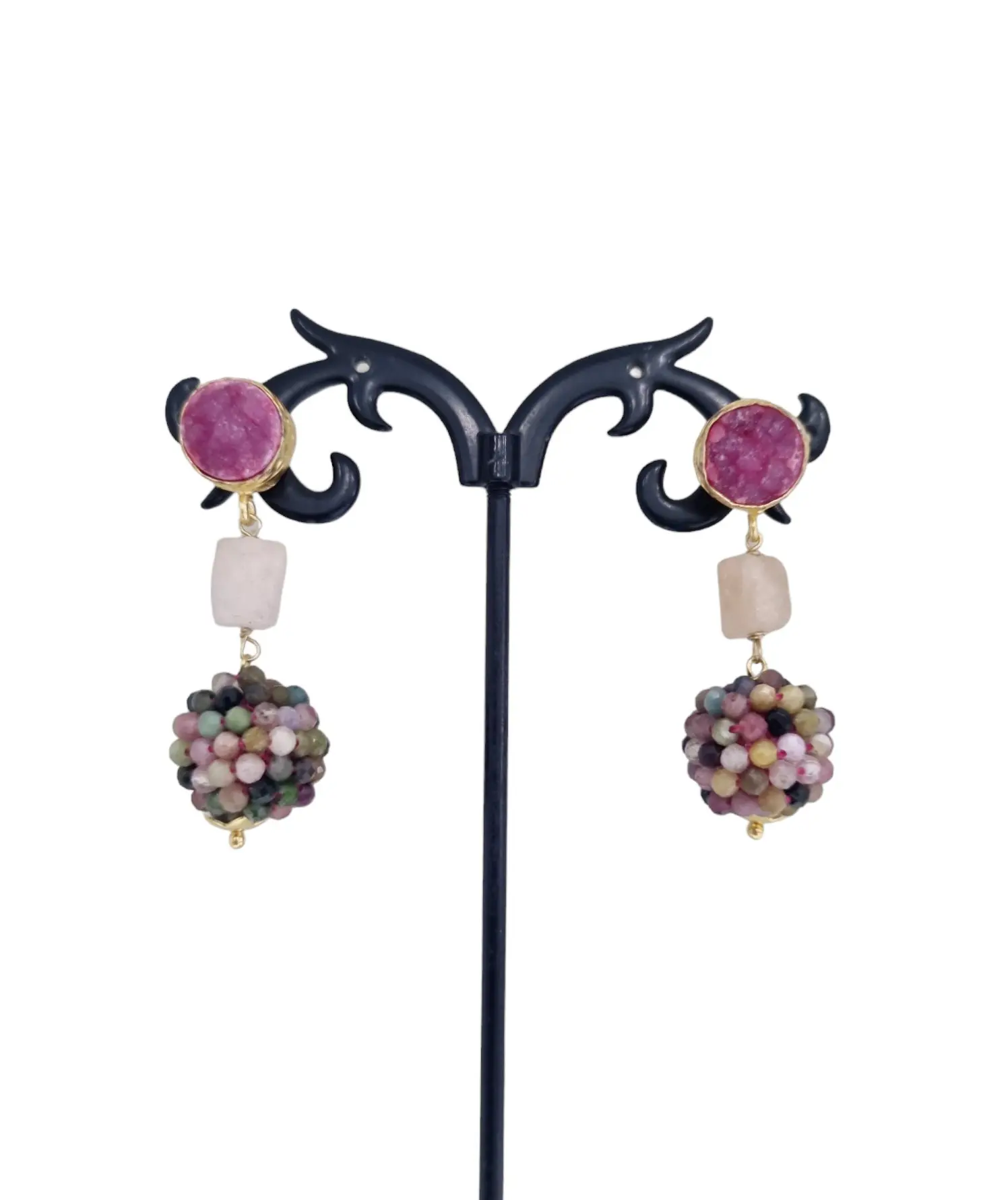 Boucles d'oreilles avec quartz rose druzy et tourmaline – Poids 5,7g, longueur 4,5cm.