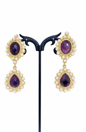 Pendientes de amatista y perlas mallorquinas engastados en latón – Accesorio elegante y sofisticado