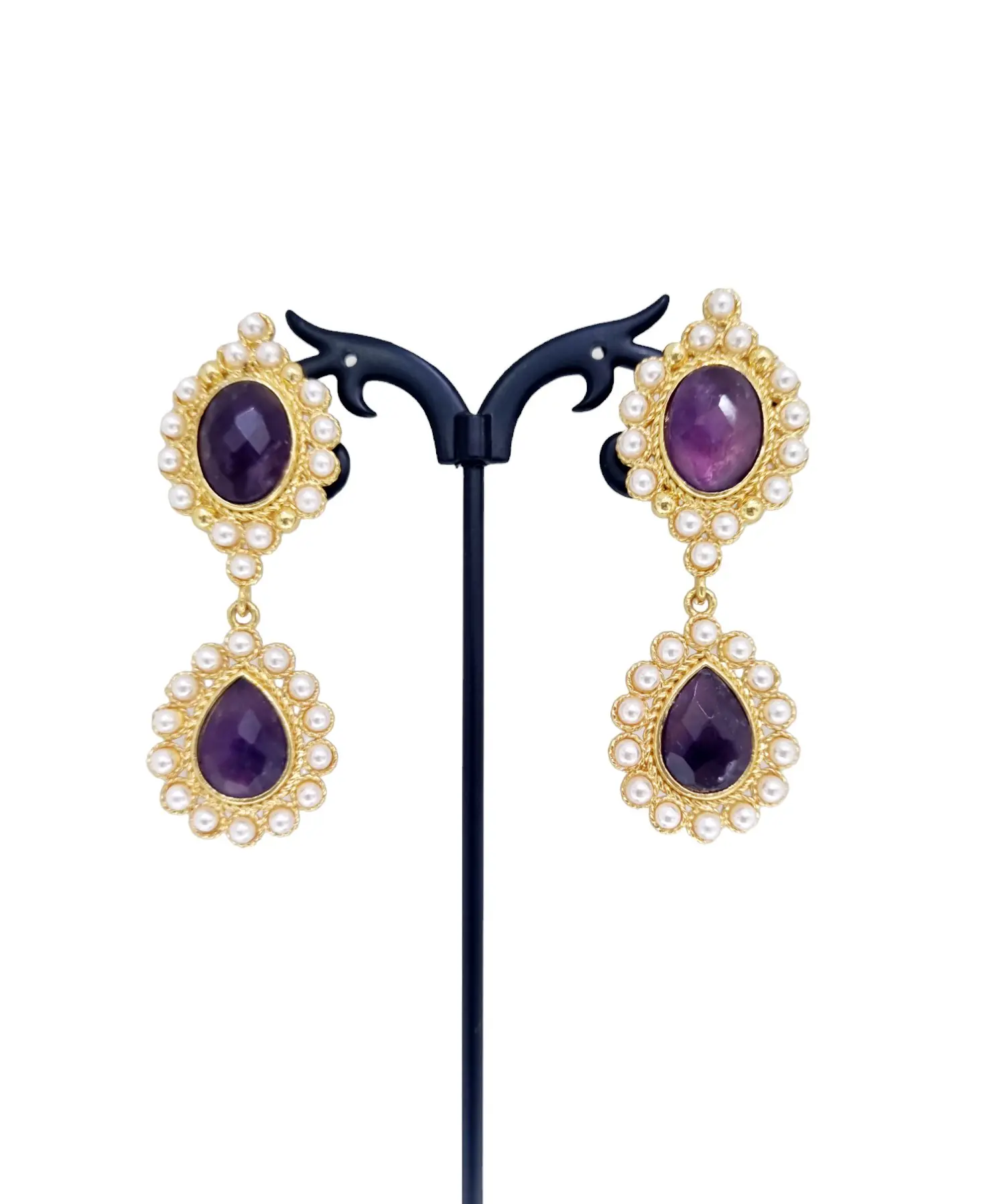Orecchini in ametista e perle di Maiorca incastonati in ottone – Accessorio elegante e sofisticato