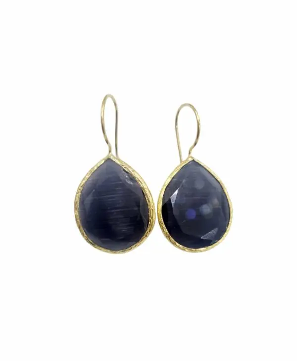 Drop earrings made with cat's eye surrounded by brass. Length 4cmWeight 3.7gr