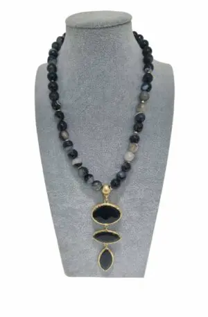 Halskette mit Anhänger aus Achat und Onyx, umgeben von Messing – Länge des Halsbandes 50 cm, Anhänger 10 cm