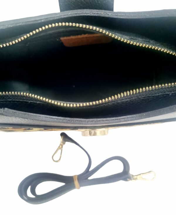 Tasche aus echtem Leder und gepunktetem Pony – Hergestellt in Italien – Mit gepunkteter Außentasche und verstellbarem Schultergurt. Maße H21 B10 L32