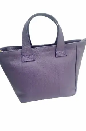 Echtledertasche, hergestellt in Italien, lila, mit Außentasche mit Reißverschluss. Innentasche mit Reißverschluss, einzelne gefütterte Tasche mit Seitentaschen. Ausgestattet mit Schultergurt. Maße H24 B13 L25
