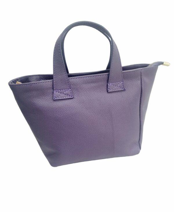 Real leather bag, made in Italy, purple, with external zip pocket. internal zip closure single lined pocket with side pockets. Equipped with shoulder strap. Measurements H24 B13 L25