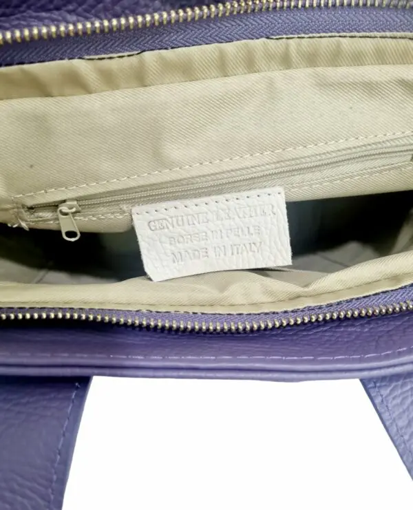 Echtledertasche, hergestellt in Italien, lila, mit Außentasche mit Reißverschluss. Innentasche mit Reißverschluss, einzelne gefütterte Tasche mit Seitentaschen. Ausgestattet mit Schultergurt. Maße H24 B13 L25
