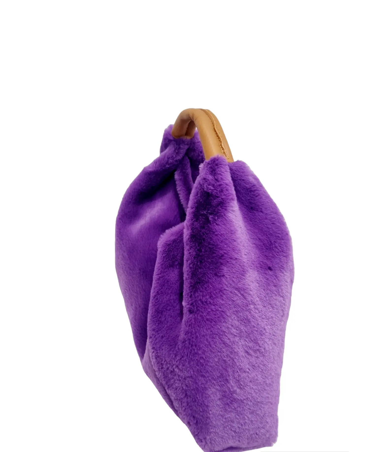 Sac pelosina ours violet avec poignée en cuir véritable, fabriqué en Italie, intérieur nu, fermeture bouton aimanté. A porter à la main ou à mi-bras Mesures L34 H 15 largeur bras 8cm.