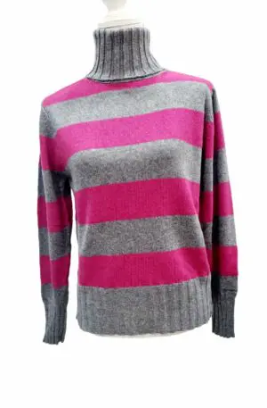 Warm sweater with turtleneck in gray and fuchsia stripes, one size. Composition: 10% cashmere, 40% wool, 30% viscose, 20% nylon. Made in Italy.