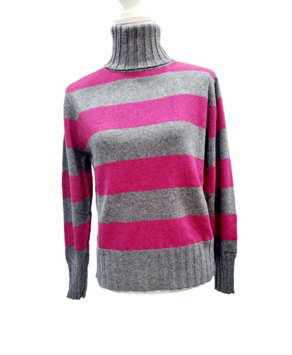 Warm sweater with turtleneck in gray and fuchsia stripes, one size. Composition: 10% cashmere, 40% wool, 30% viscose, 20% nylon. Made in Italy.