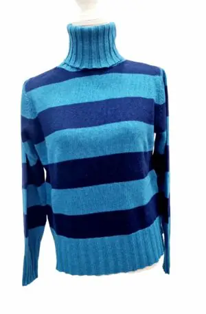 Warm sweater with turtleneck in blue and petrol stripes, one size. Composition: 10% cashmere, 40% wool, 30% viscose, 20% nylon. Made in Italy.