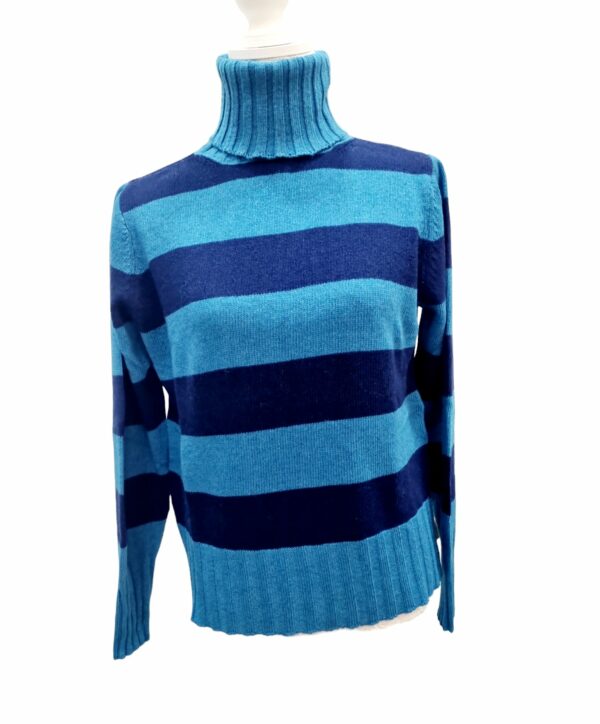 Warm sweater with turtleneck in blue and petrol stripes, one size. Composition: 10% cashmere, 40% wool, 30% viscose, 20% nylon. Made in Italy.