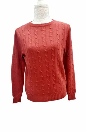 Cálido jersey color óxido con cuello redondo y torsadas – Made in Italy