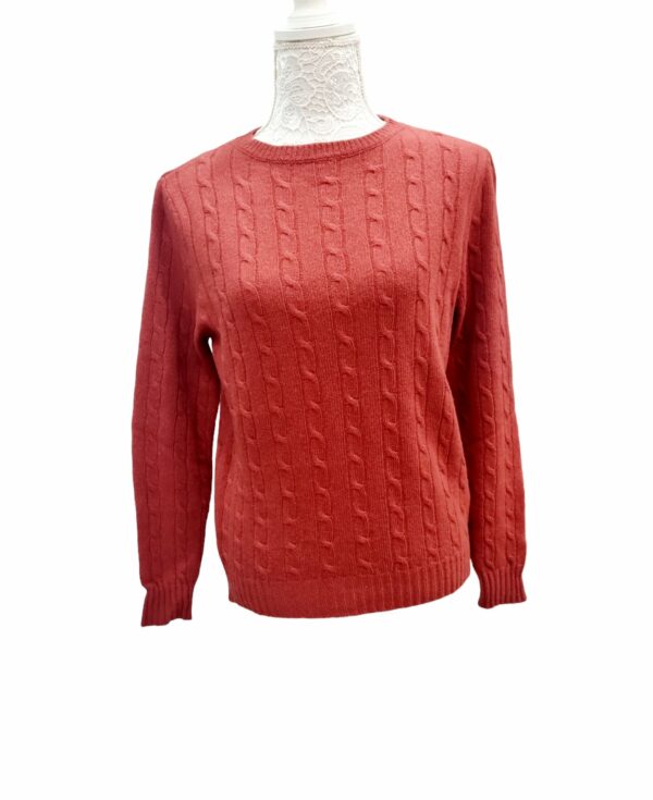 Warmer rostfarbener Pullover mit Rundhalsausschnitt und Zopfmuster – hergestellt in Italien
