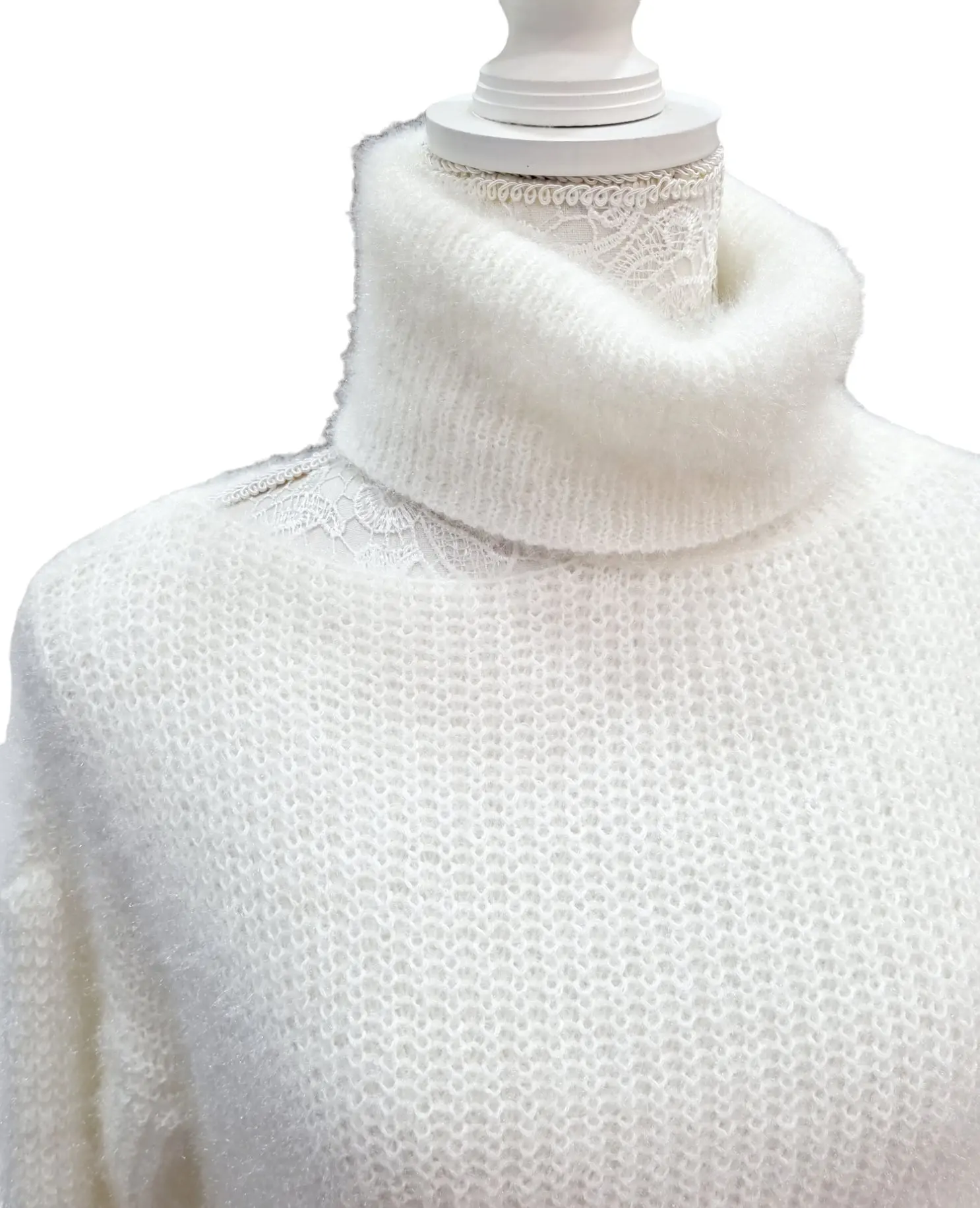 Suéter blanco suave y grueso de cuello alto con un hombro expuesto. talla única
