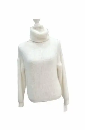 maglione bianco con collo alto morbido e grosso con una spalla scoperta. taglia unica