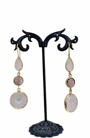 Rose quartz earrings surrounded by brass, elegant and refined. Length 6.5gr, weight 5.7gr.