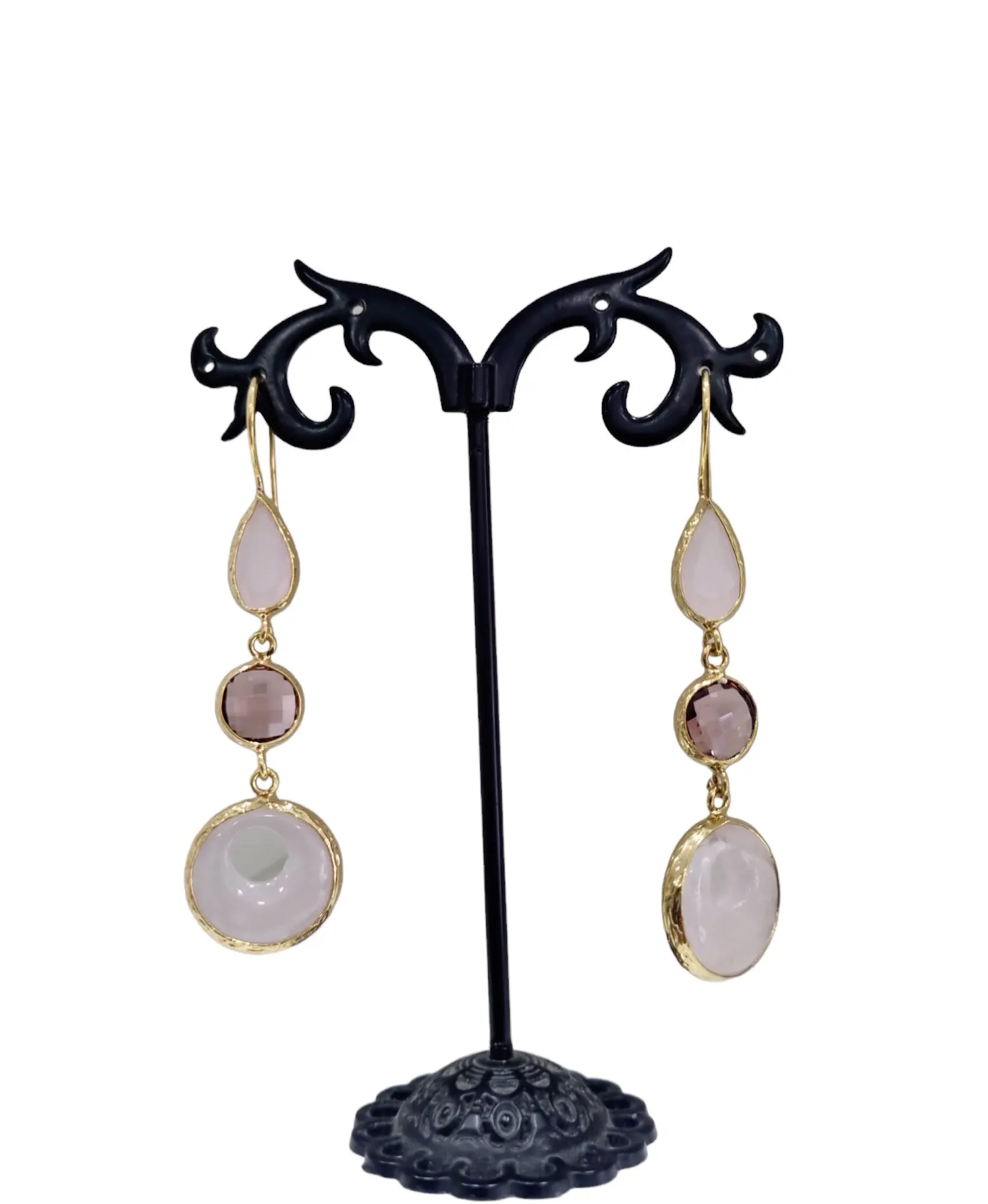 Rose quartz earrings surrounded by brass, elegant and refined. Length 6.5gr, weight 5.7gr.