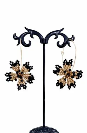 Aros de acero con flor elaborados artesanalmente con microperlas negras y doradas Circunferencia del aro 4cm Largo 6cm Peso 2,8g.