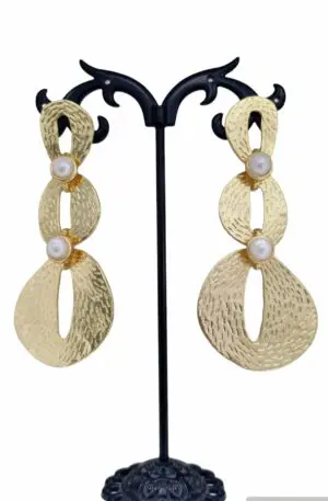 Elegantes pendientes de latón con perlas de río engastadas – Largo 7,5 cm – Peso 10,5 g