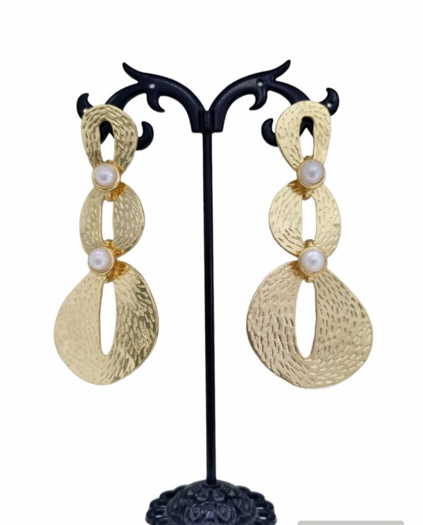 Elegantes pendientes de latón con perlas de agua dulce engastadas – Largo 7,5 cm – Peso 10,5 g