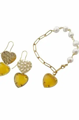 Herz-Armband und Ohrringe im Set mit gelbem Katzenaugen-Herz aus Messing, Süßwasserperlen und Stahl. Armbandlänge 18 cm, Ohrringlänge 5 cm, Gewicht des Ohrrings 4,8 g