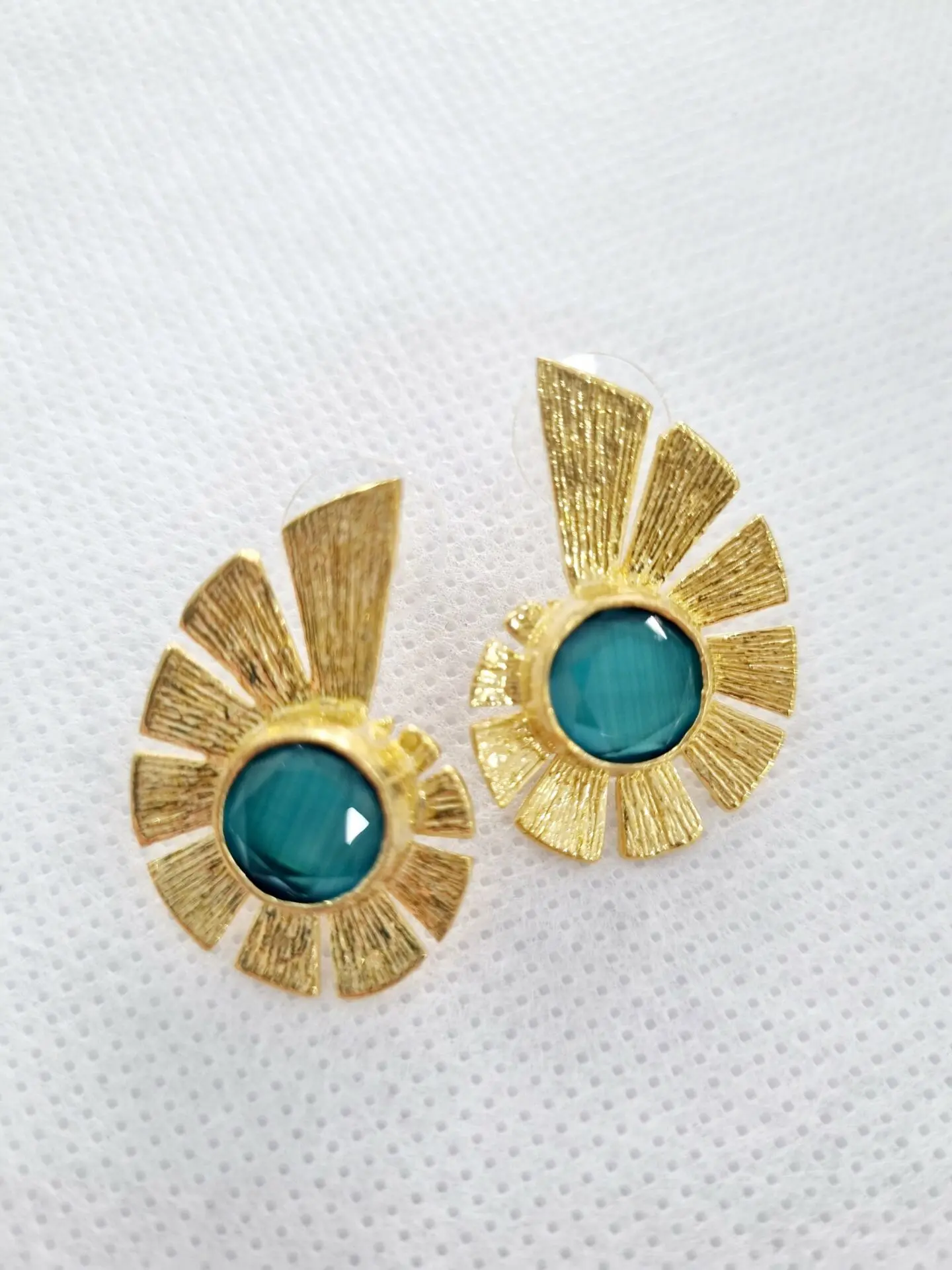 Lobe earrings with needle made with brass and Gucci green cat's eye - Length 3 cm weight 5g Unique and modern design