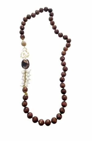 Collier en Agate Brune, Perles de Rivière, Nacre, Laiton et Cristaux – Longueur 78cm