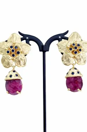Ohrringe mit Rubinwurzel und blauen Zirkonen – Blumennadel aus Messing mit Nadel und Schmetterling. Länge 4 cm, Gewicht 14,8 g