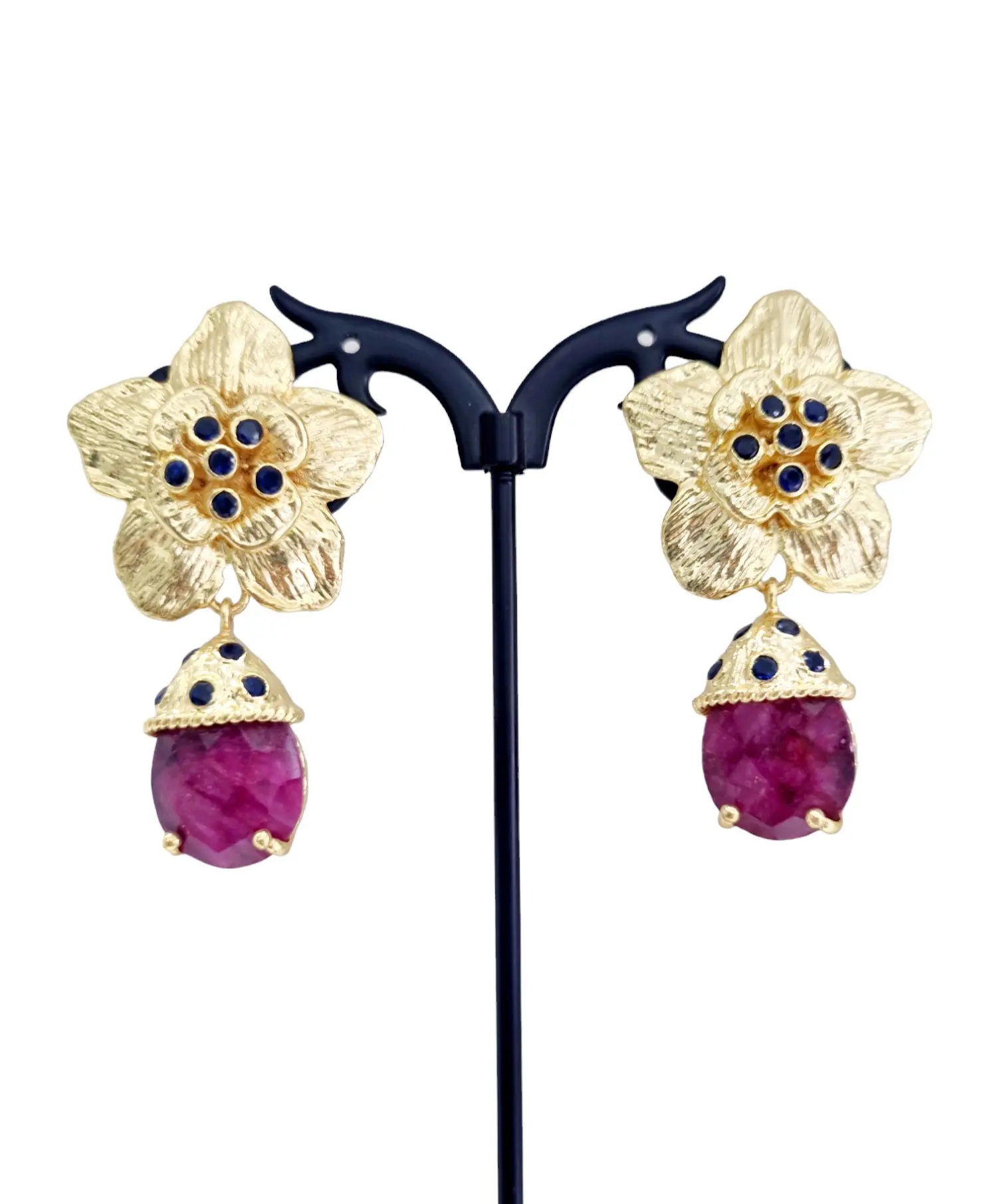 Orecchini con radice di rubino e zirconi blu – perno fiore in ottone con ago e farfalla. Lunghezza 4cm Peso 14.8gr